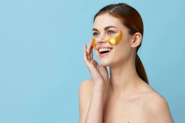 Yüzünde altın lekeler olan bir kadın izole edilmiş arka planda. Yüksek kalite fotoğraf