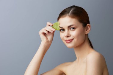 Yüzü kazınan kadın portresi yakın çekim yaşam tarzı pozu veriyor. Yüksek kalite fotoğraf