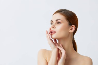 Arka planda gülümseyen kadın portresi. Yüksek kalite fotoğraf