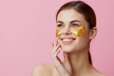 Yüzünde altın lekeler olan bir kadın izole edilmiş arka planda. Yüksek kalite fotoğraf