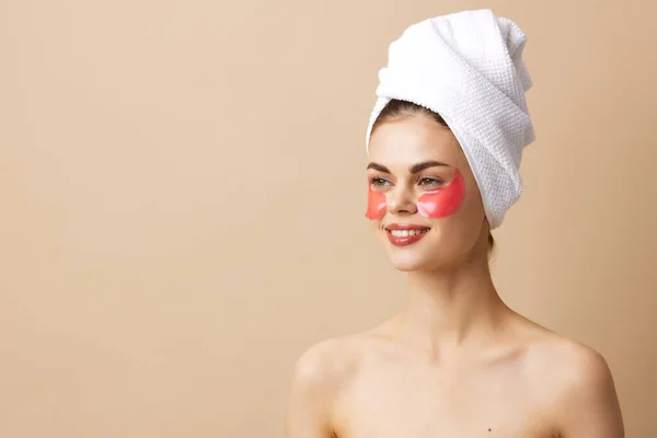Retrato Mujer Con Parches Faciales Para Cuidado Piel Sobre Fondo — Foto de Stock