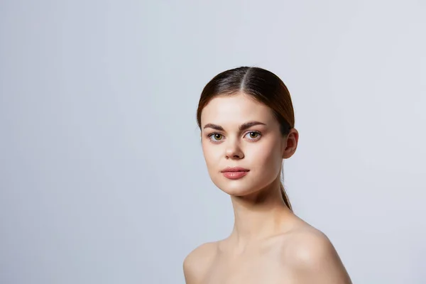 Mujer Sonriendo Sobre Fondo Claro Foto Alta Calidad —  Fotos de Stock