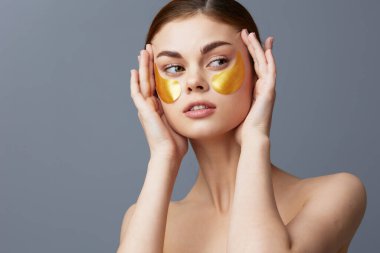 Stüdyoda göz bantlı kadın portresi. Yüksek kalite fotoğraf