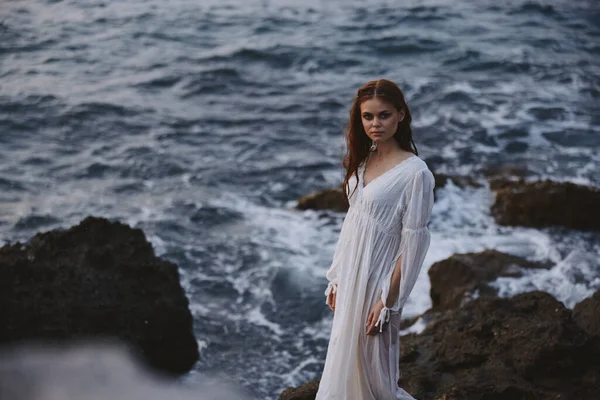 Vacker Kvinna Med Vått Hår Brudklänning Vid Havet — Stockfoto