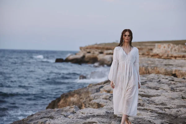 Γυναίκα Ταξιδιώτη Λευκό Φόρεμα Στην Παραλία Της Θάλασσας Υψηλής Ποιότητας — Φωτογραφία Αρχείου