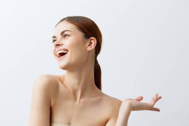 Temiz cilt bakımı pozu veren güzel bir kadın.