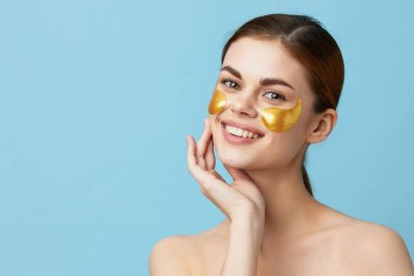 Kadın altın yamalar temiz ten tebessümü izole edilmiş arka plan.