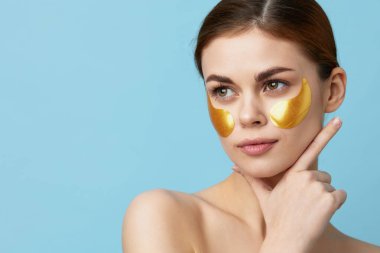 Yüzündeki altın lekeler izole edilmiş arka plan