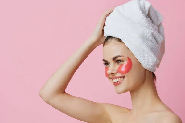 Ładna kobieta różowe plamy czysta skóra uśmiech stwarzając odosobnione tło — Zdjęcie stockowe