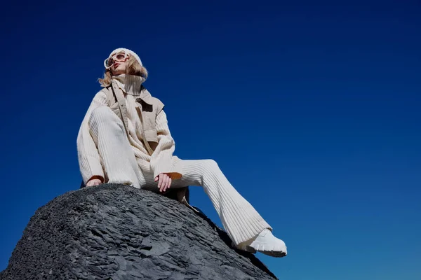 Turist sitter på en sten natur blå himmel i en hatt avkoppling — Stockfoto