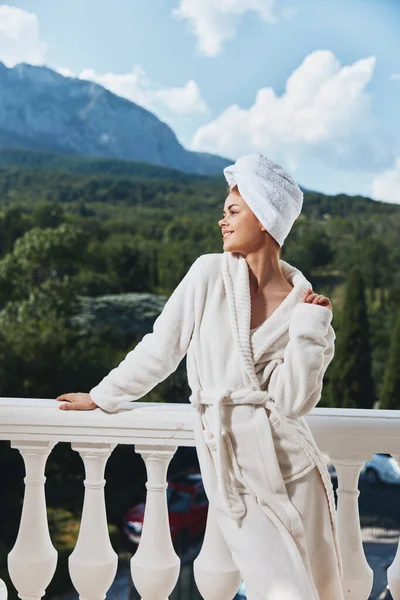 Portrait of gorgeous woman standing on the balcony looking at the mountains vacation in the mountains in summer — Foto Stock