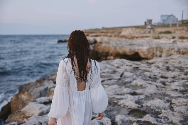 Mujer Bonita Caminando Sobre Rocas Foto Alta Calidad —  Fotos de Stock