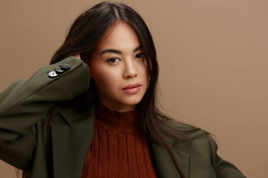 Genç kadın şık kıyafetler moda kozmetik çekiciliği soyutlanmış arka plan