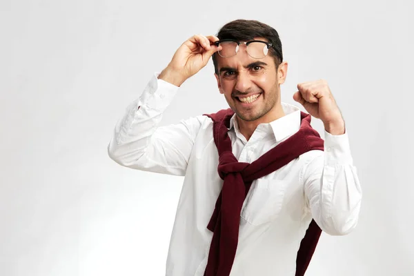 Hombre en un suéter camisa blanca en los hombros gafas de aspecto pensativo fondo aislado — Foto de Stock