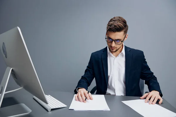 Hommes d'affaires en lunettes avec des documents sur la table fond gris — Photo