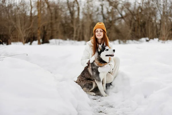 Jovem mulher com husky ao ar livre jogos neve viagem divertida Estilo de vida — Fotografia de Stock