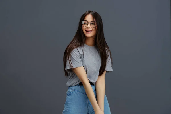 Portret vrouw bril op gezicht mode levensstijl grijs t-shirt Lifestyle — Stockfoto