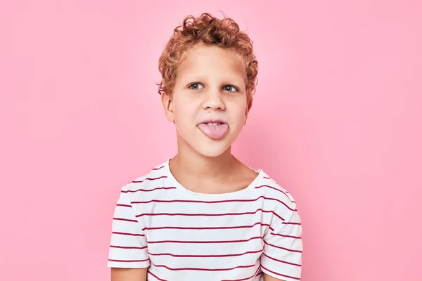 面白いです幸せな子供ポージング手ジェスチャーピンク色背景 — ストック写真