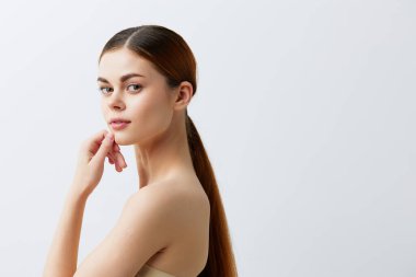 Portre kadın gülümseyen kadın çıplak omuzlar temiz cilt cazibesi yakın çekim yaşam tarzı