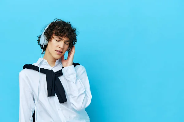 Adolescente em fones de ouvido ouvindo música fundos isolados — Fotografia de Stock