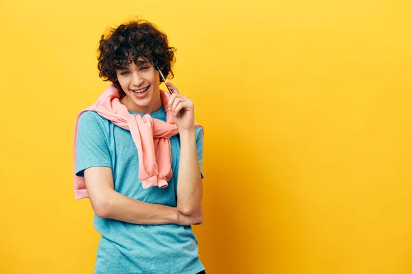 Chico en una camiseta azul idea chaqueta rosa vista recortada — Foto de Stock