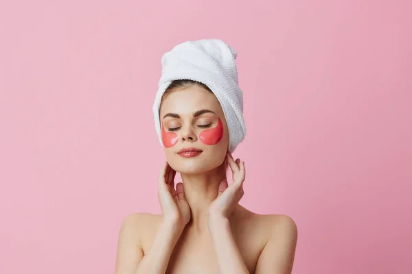 Жінка рожеві плями на обличчі з рушником на голові крупним планом Стиль життя — стокове фото