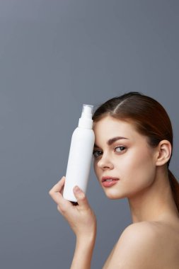 Güzel kadın vücut losyonu gençleştirme kozmetik ürünleri izole edilmiş arka plan