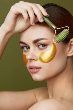 Güzel kadın cilt bakımı yüzü çıplak omuzları kaplıyor.