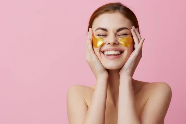 Mladá žena zlaté skvrny čistá kůže úsměv představuje izolované pozadí — Stock fotografie