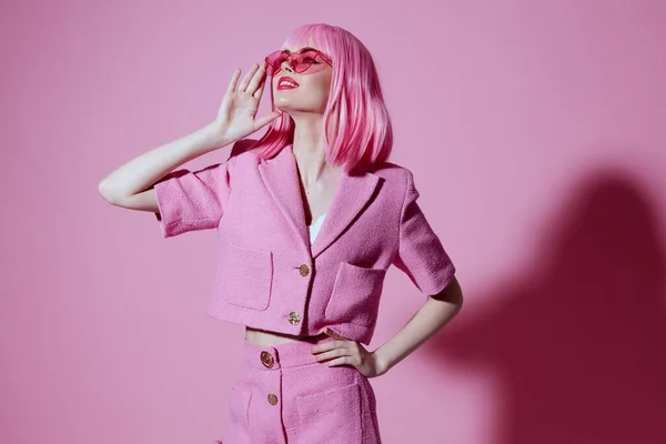 Söta unga kvinnliga gester med händerna med en rosa jacka rosa bakgrund oförändrad — Stockfoto