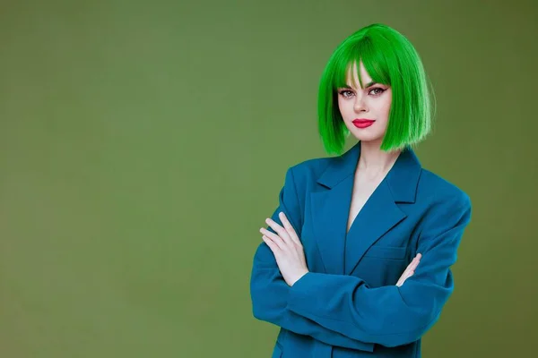 Όμορφη νεαρή γυναίκα Glamor πράσινο περούκα κόκκινα χείλη μπλε σακάκι πράσινο φόντο αμετάβλητη — Φωτογραφία Αρχείου