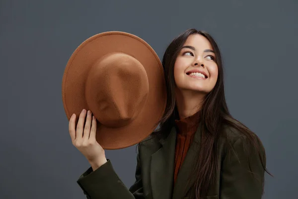 Jovem mulher chapéu marrom mão gestos moda emoções isolado fundo — Fotografia de Stock