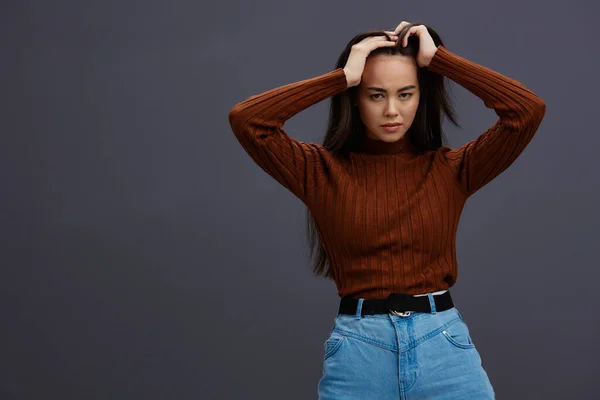 Brunett hand gester brun tröja mode känslor isolerad bakgrund — Stockfoto