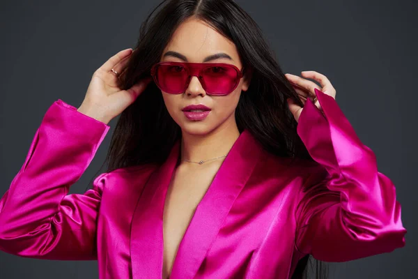 Fiatal nő egy rózsaszín mini ruha divat szemüveg luxus stúdió modell — Stock Fotó