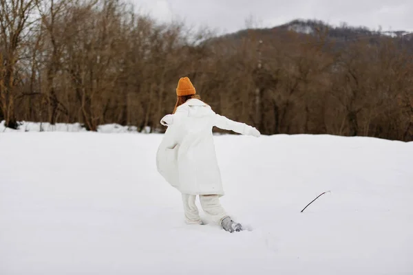 快乐的年轻女子漫步在雪地里，快乐的自然景观里，周围有很多雪 — 图库照片