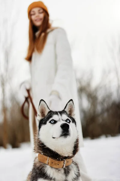 Mulher alegre inverno paisagem caminhada amizade Estilo de vida — Fotografia de Stock