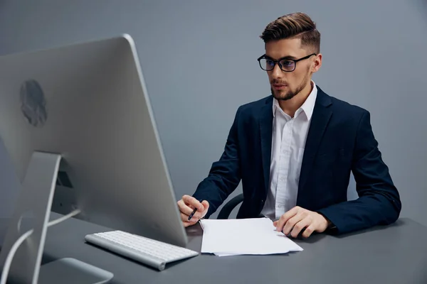 Hommes d'affaires assis à un bureau devant un dirigeant d'ordinateur — Photo