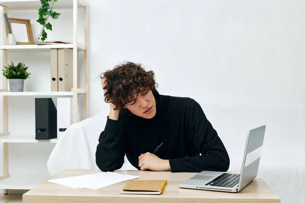 Adam dizüstü bilgisayarı beyaz koltukta oturuyor çevrimiçi yaşam tarzı eğitimi alıyor. — Stok fotoğraf