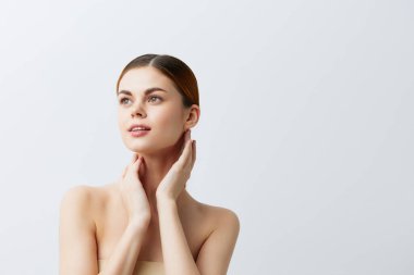 Kadın kızıl saçlı çıplak omuzlu kozmetik cilt bakımı açık arkaplan