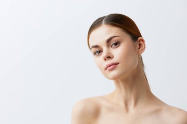 Kadın kızıl saçlı çıplak omuzlu kozmetik cilt bakımı açık arkaplan