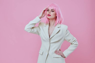 Pozitif genç kadın modern tarz pembe saçlar Kırmızı dudaklar moda arka plan değiştirilmemiş