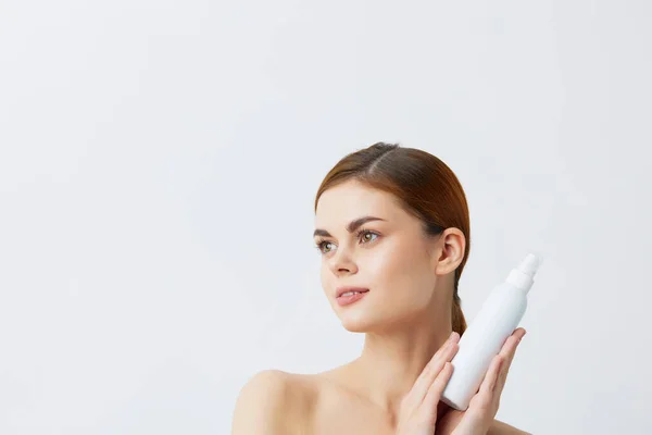 Vacker kvinna kropp lotion föryngring kosmetika isolerad bakgrund — Stockfoto