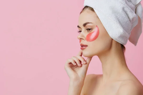 Cukup wanita merah muda patch di wajah dengan handuk di kepala close-up Lifestyle — Stok Foto
