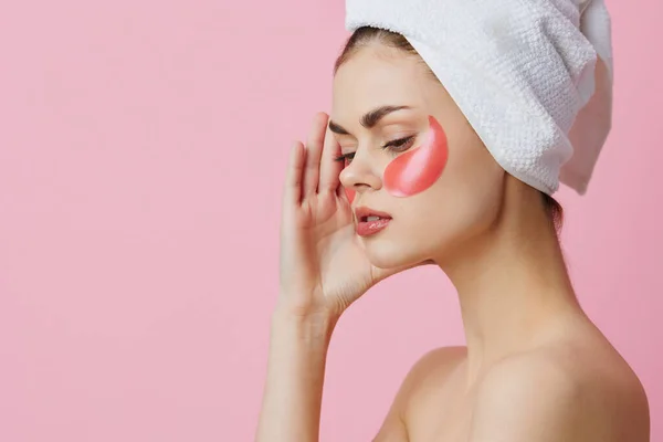 Mladá žena růžová skvrny čistá kůže úsměv představovat close-up životní styl — Stock fotografie