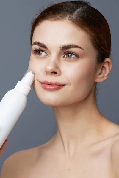 Mooie vrouw lotion pot schone huid gezondheidszorg geïsoleerde achtergrond — Stockfoto
