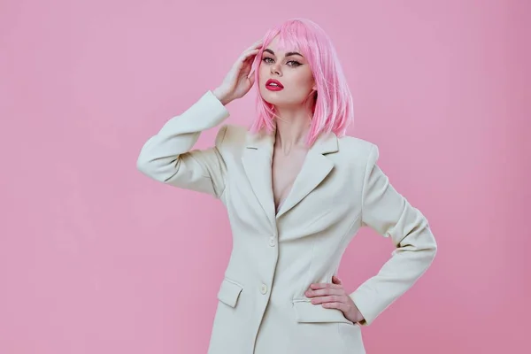 Mujer joven positiva estilo moderno pelo rosa labios rojos color de la moda fondo inalterado — Foto de Stock