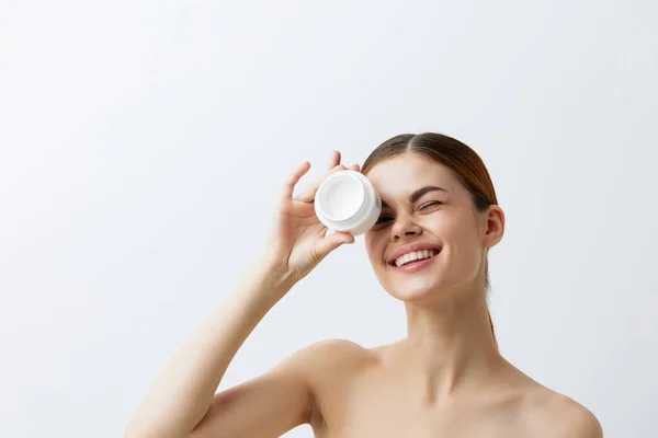 Jeune femme crème pour le corps posant soin de la peau propre soins spa look attrayant — Photo