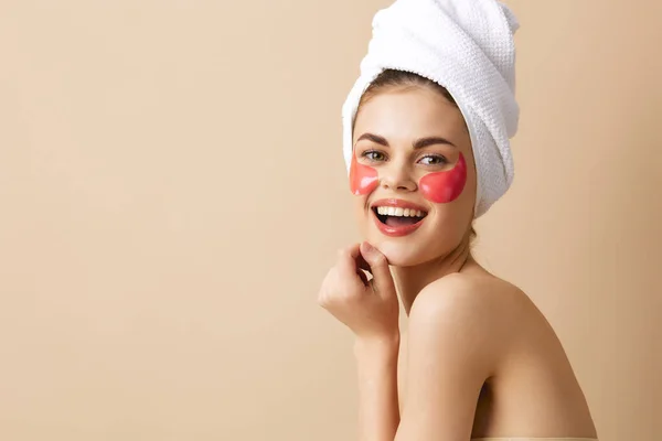Wanita muda warna merah muda tambalan kulit bersih senyum berpose latar belakang terisolasi — Stok Foto