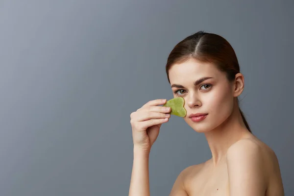 Young woman face scraper wrinkle smoothing bare shoulders close-up Lifestyle — Stock Photo, Image