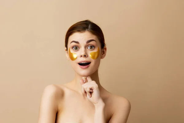 Wanita cantik menambal perawatan kulit peremajaan menyenangkan setelah mandi close-up Lifestyle — Stok Foto